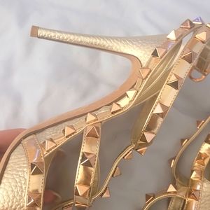 Valentino Garavani Rockstud heels in rose gold metallic nappa leather.